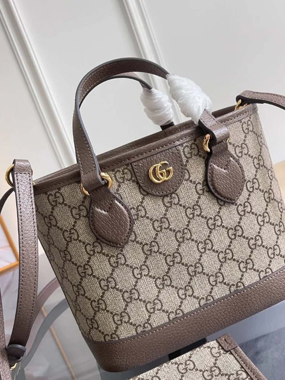 Gucci. dimensions 22
